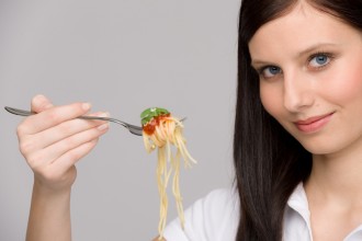 Ragazza-con-forchetta-spaghetti_dieta zona